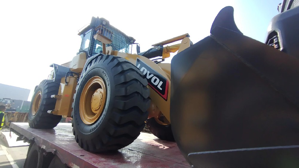 青岛港至连云港大件物流全链路服务——工程机械智能化运输解决方案_青岛大件设备运输公司_青岛机械设备运输公司_青岛海运订舱_青岛海运代理