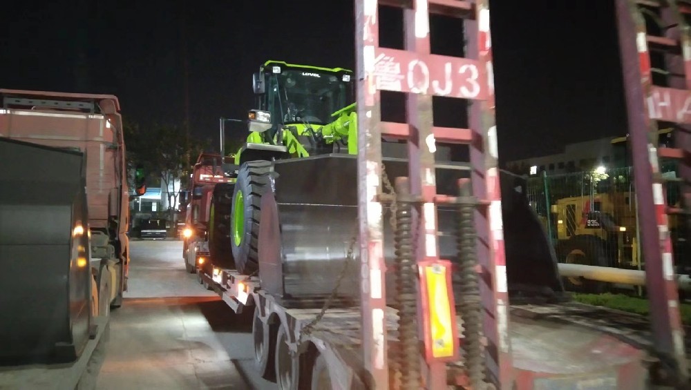 青岛淳远国际物流有限公司的专业设备运输服务_青岛港到张家港推土机运输_青岛港到张家港平地机运输