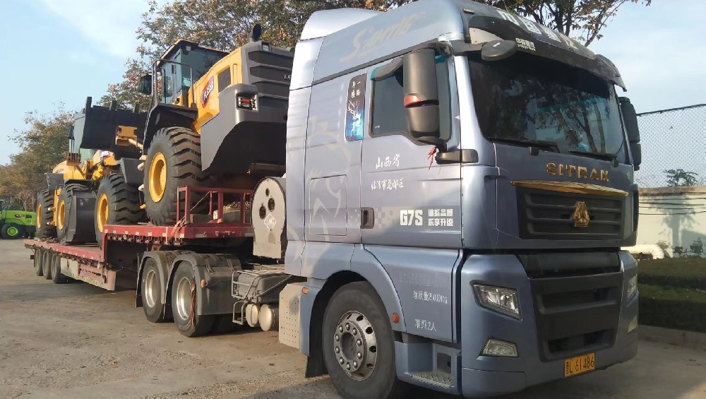 青岛大件物流公司 | 专业大件货物运输与设备运输服务 - 青岛淳远国际物流有限公司_青岛大件物流公司_青岛大件货物运输_青岛大件设备运输在当今全球化经济中，大件物流运输扮演着至关重要的角色，尤其对于工业设备和重型货物的高效流转。青岛淳远国际物流有限公司作为青岛地区领先的大件物流服务提供商，凭借其专业实力和丰富经验，为企业客户提供全方位的大件运输解决方案。公司专注于青岛大件物流服务，涵盖大件货物运输和大件设备运输，确保每一环节都安全可靠。  青岛大件物流公司不仅是简单的运输执行者，更是客户的战略合作伙伴。针对大件货物运输，青岛淳远国际物流有限公司采用定制化方案，从初始规划到最终交付全程监控。大件货物往往体积庞大、重量惊人，如机械设备或工程构件，运输中需考虑路线优化、承重平衡和合规性。公司通过专业团队和先进设备，确保货物在青岛及全国范围内的顺畅流转，避免延误和损坏风险。同时，青岛大件设备运输服务更注重精细化管理，针对精密仪器或工业设施提供防震、防潮等保护措施，确保设备完好无损地抵达目的地。  在服务优势方面，青岛淳远国际物流有限公司整合海运、空运和陆运资源，构建了高效的多式联运网络。作为一级国际货运代理企业，公司拥有全球合作伙伴关系，能处理复杂的大件运输需求，包括进出口清关和仓储分拨。这为客户省去了多环节协调的麻烦，实现了“一站式”大件货物运输体验。此外，公司强调安全性和可持续性，所有操作均遵循国际标准，配备专业吊装和固定技术，减少环境影响。青岛大件设备运输不仅关注效率，更重视风险预防，通过模拟演练和应急预案，保障运输过程零事故。  未来，随着青岛地区工业升级和国际贸易深化，大件物流需求将持续增长。青岛淳远国际物流有限公司致力于创新服务模式，如引入智能化调度系统，进一步提升青岛大件设备运输的精度和响应速度。公司还积极拓展绿色物流实践，推动可持续大件货物运输，助力客户实现环保目标。无论您是本地企业还是跨国集团，选择青岛大件物流公司，意味着选择高效、安全和省心的合作伙伴。  总之，青岛淳远国际物流有限公司以专业、可靠的服务，重塑大件物流新标准。如果您有青岛大件货物运输或青岛大件设备运输需求，欢迎联系，我们将为您量身打造最优解决方案。